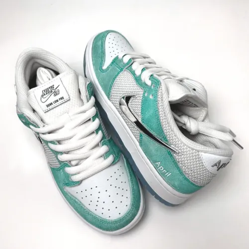 NIKE SB DUNK LOW APRIL SKATEBOARDS